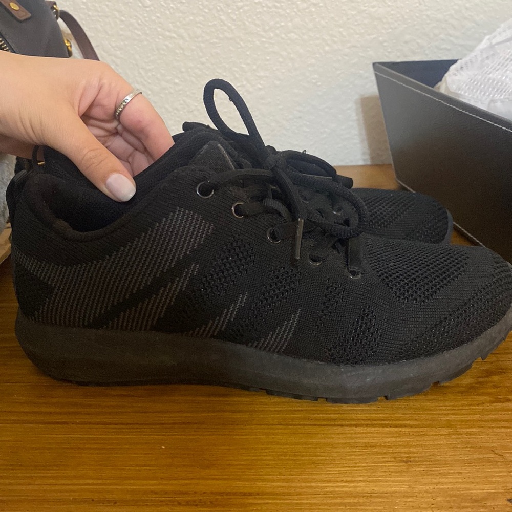 Non-slip, oil resistant work shoes.. great condition!